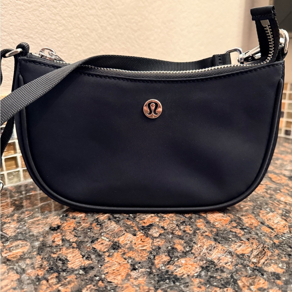 Lululemon City Essentials mini shoulder bag 1L